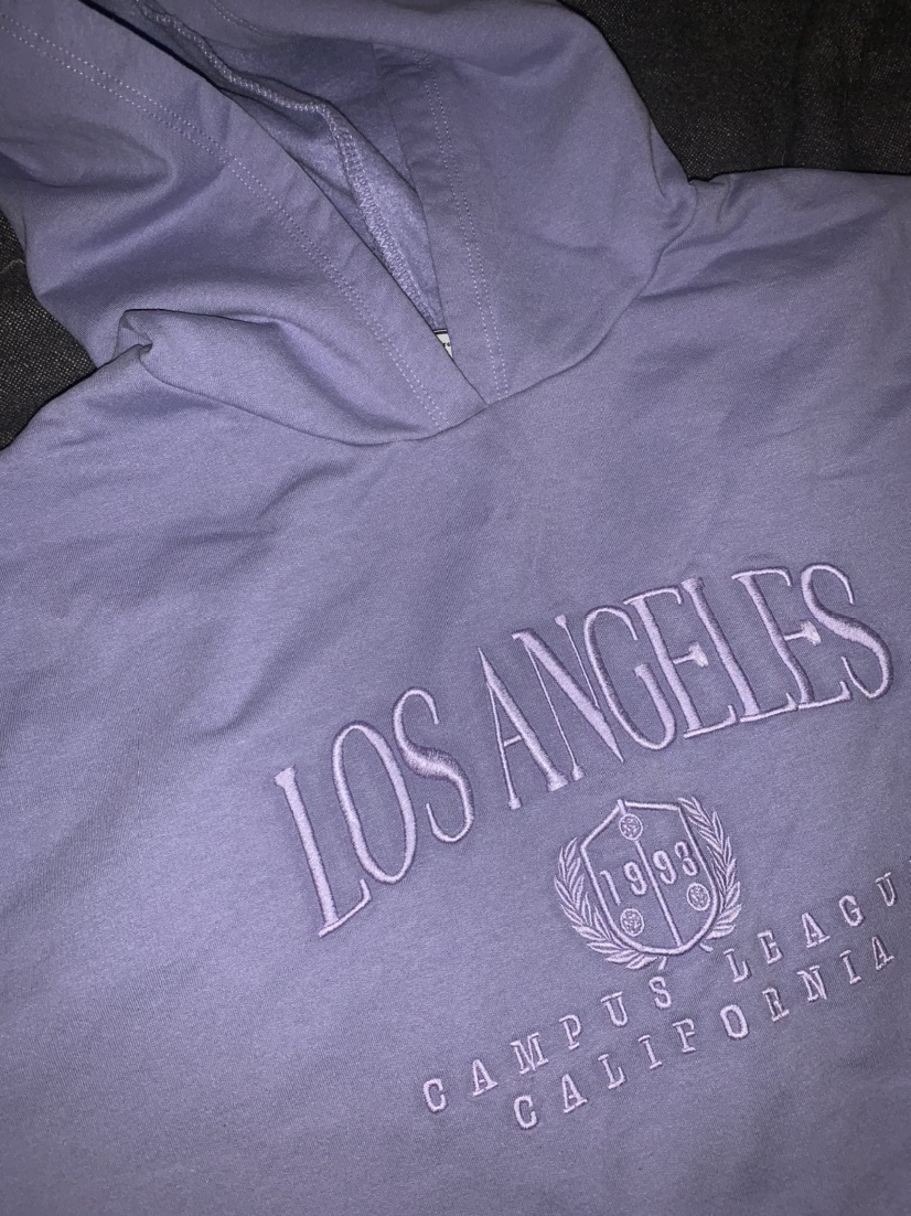 סווטשרט עם כובע סגול