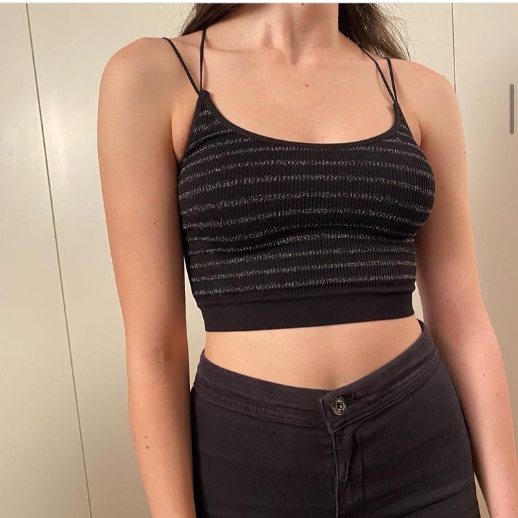 טופ שחור עם פסים נצנצים של אורבן אאוטפיטרס 