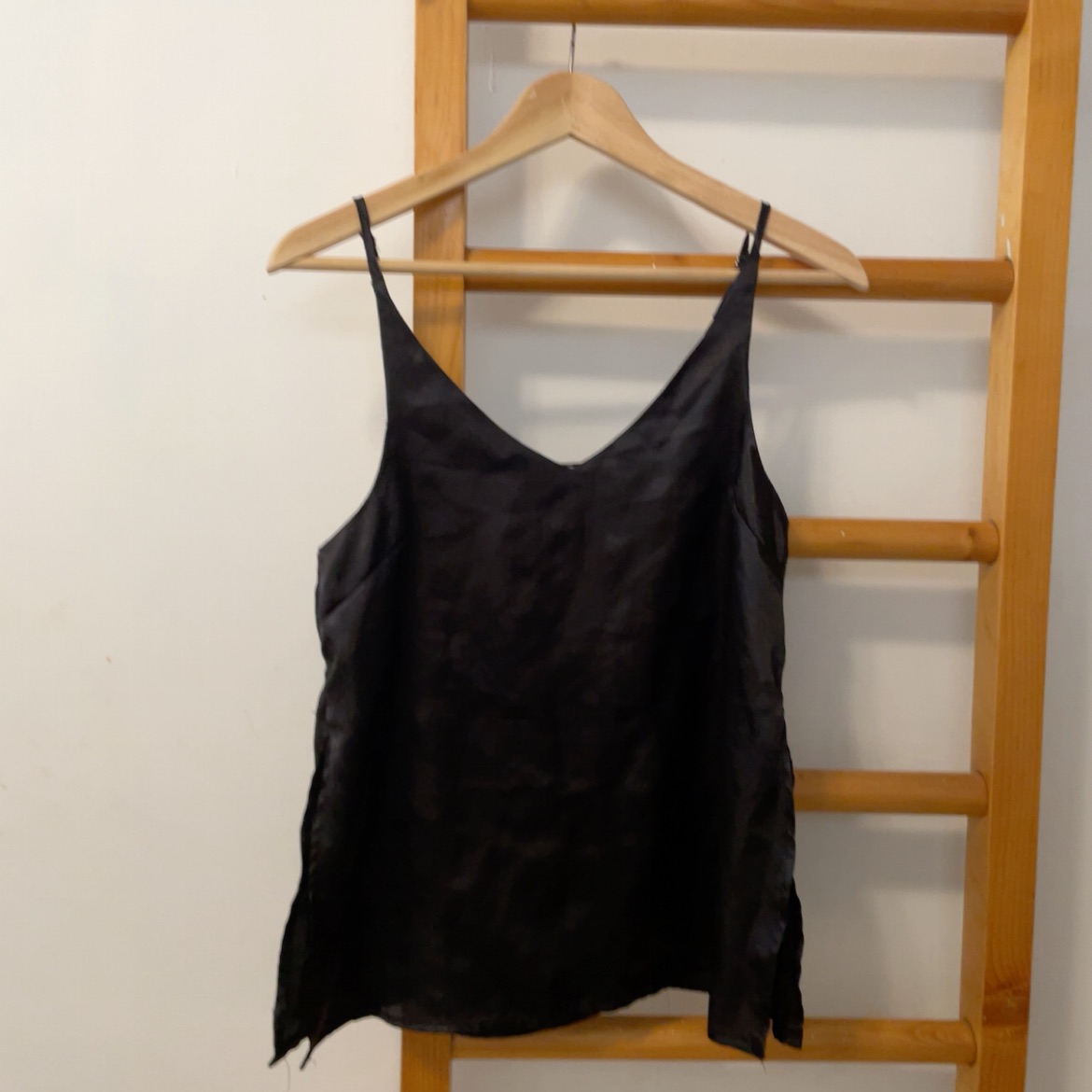 גופיית דמוי סאטן 