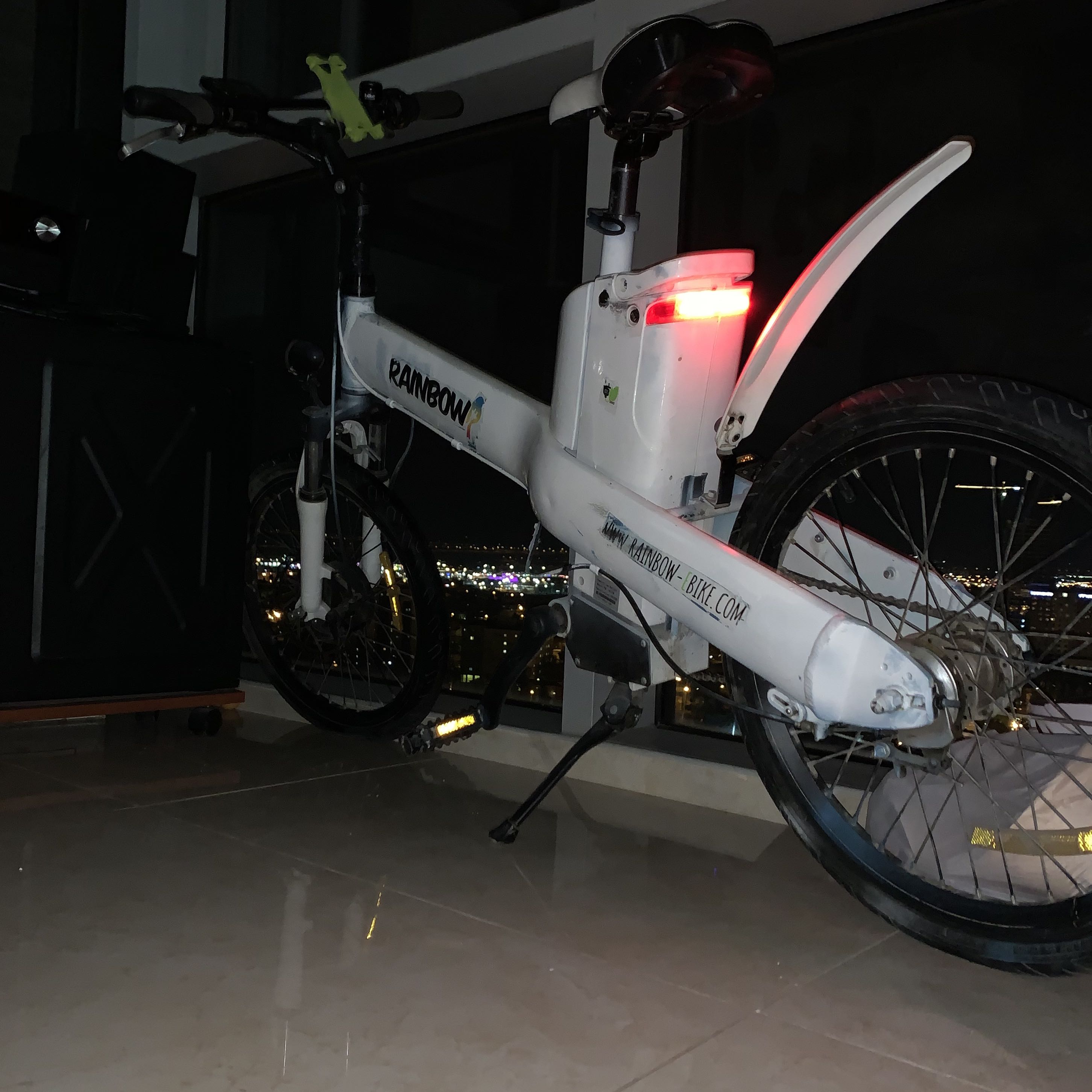 אופניים חשמליים נקנו לפני שנתיים מצב כמו חדש כוללות צג דיגיטלי בשווי 400₪ ומנעול בשווי 150₪