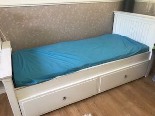 מיטת יחיד במצב מעולה למכירה