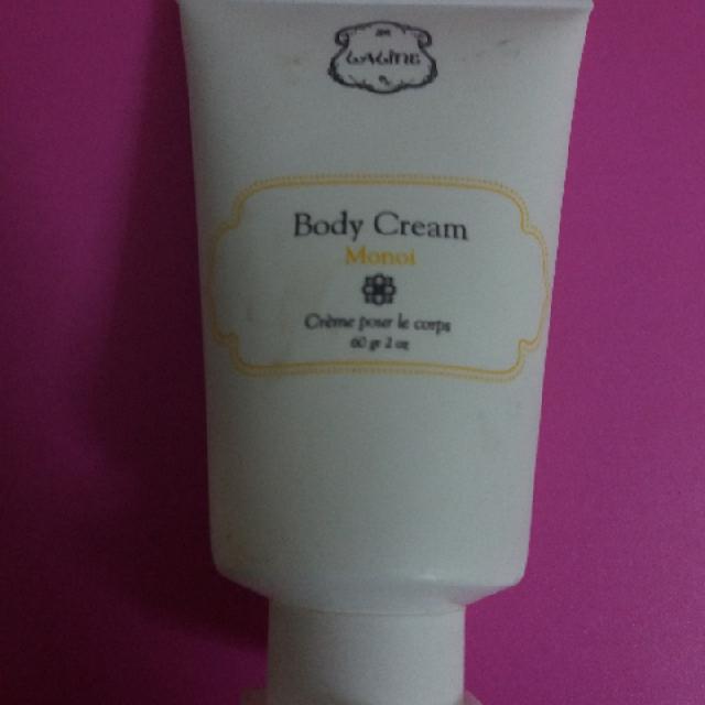 ערכת מוצרי טיפוח כולל נרתיק לבן, בושם, ו3 סוגי קרם יוקרתי ביותר !!!