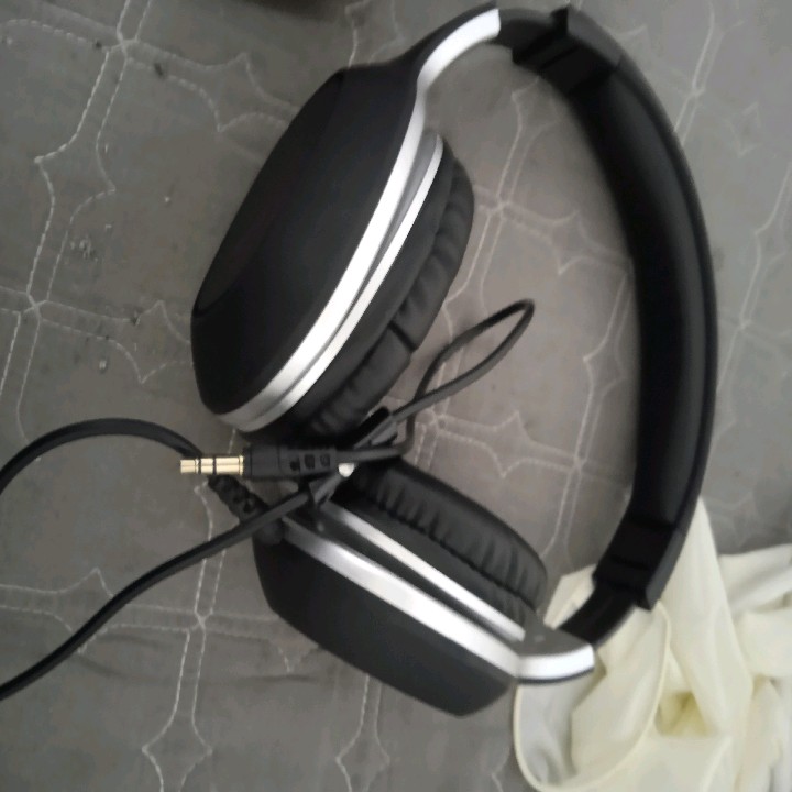 אוזניות Over Aer עוטפות את האוזן עם חיבור AUX