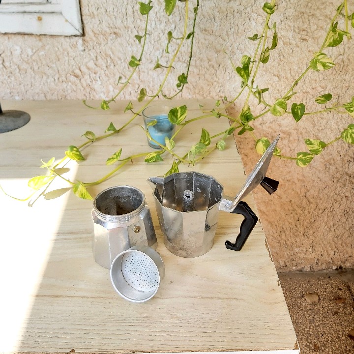 מקינטה Bialetti Moka Express 3 מקינטה להכנת קפה אספרסו/מוקה ביתי, כפי ששותים באיטליה מזה דורות.