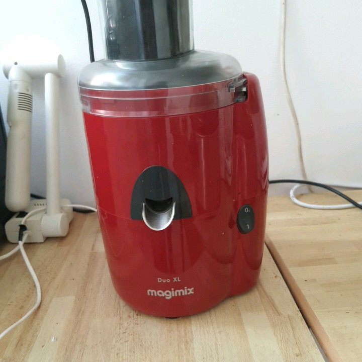 מכונה למיץ.כחדשה לא נעשה בה כל שימוש.