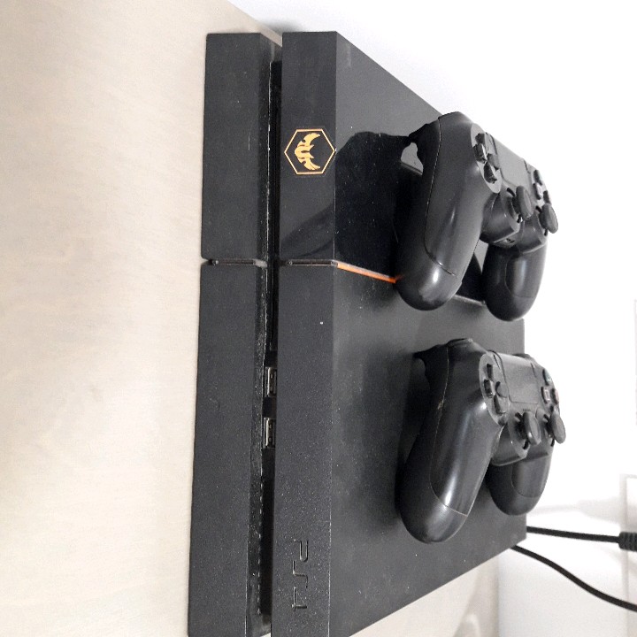 playstation 4 , עם 2 שלטים ו4 משחקים