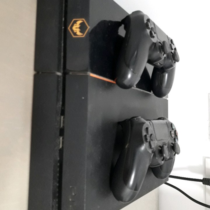 playstation4 , עם 2 שלטים ו4 משחקים