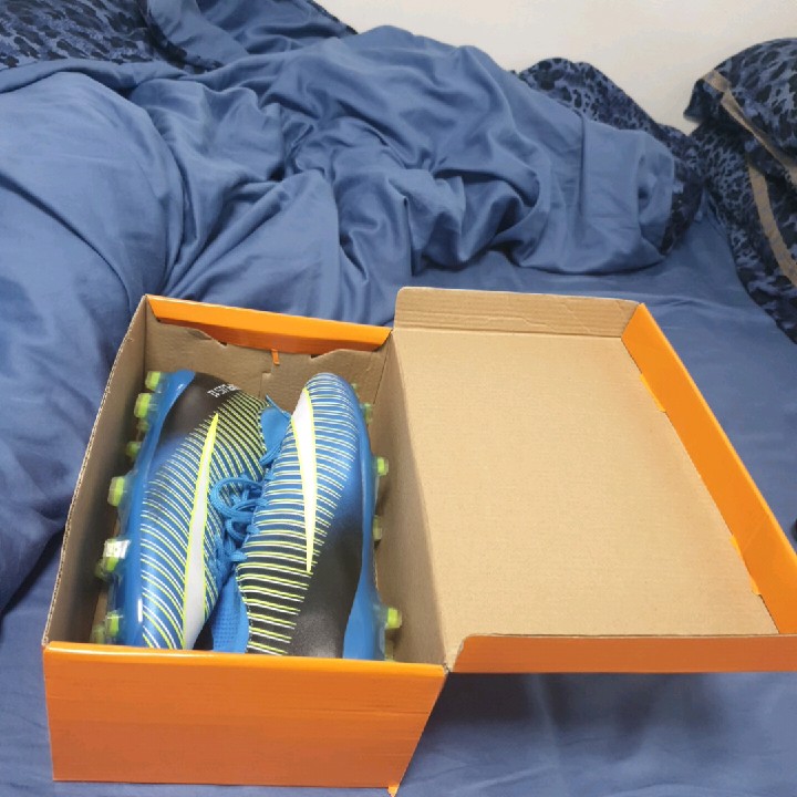 נעלי כדורגל