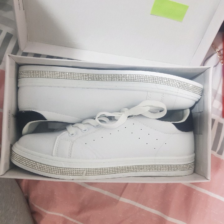 סניקרס חדשות