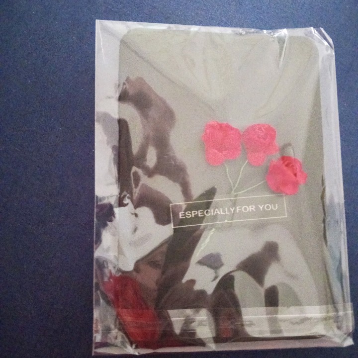 כרטיס עם כיתוב especially for you בצבע שחור עם פרחים אדומים