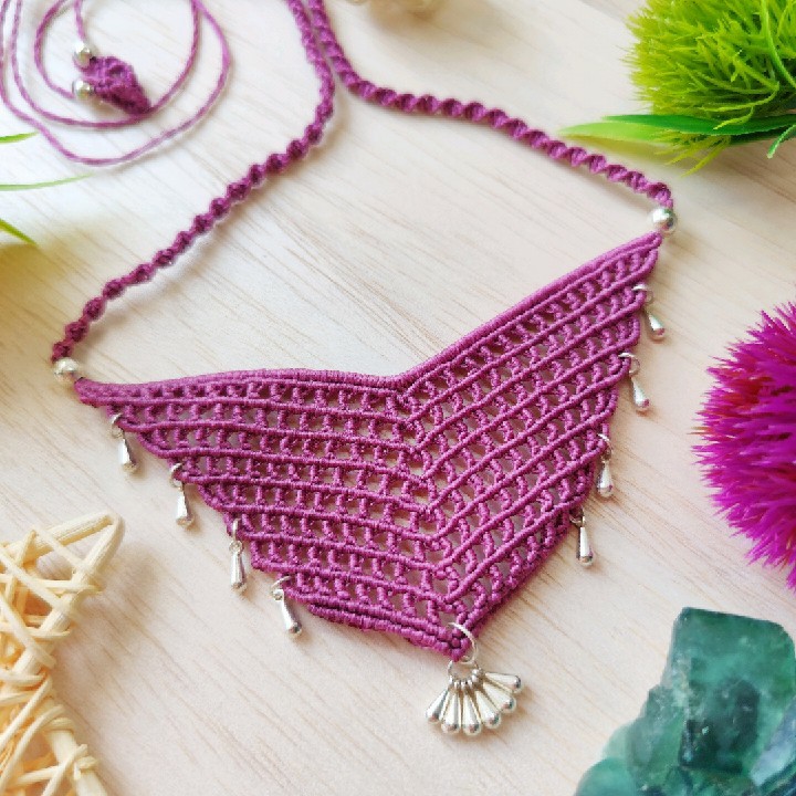 תליון מקרמה עם חרוזי מתכת