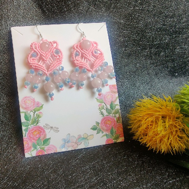 עגילי מקרמה עם קוורץ וחרוזי זכוכית