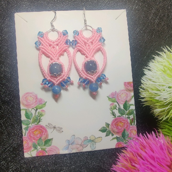 עגילי מקרמה עם קוורץ וחרוזי זכוכית