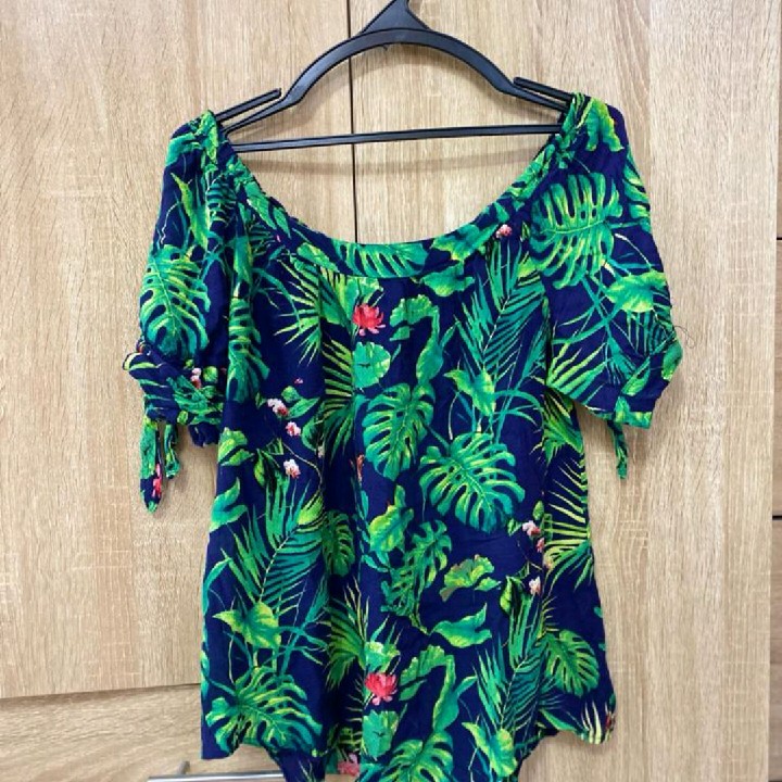 חולצה פרחונית וקיצית בדיוק לקיץ