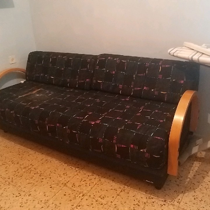 מיטה נפתחת במצב טוב מאוד. קיים קרע. איסוף עצמי