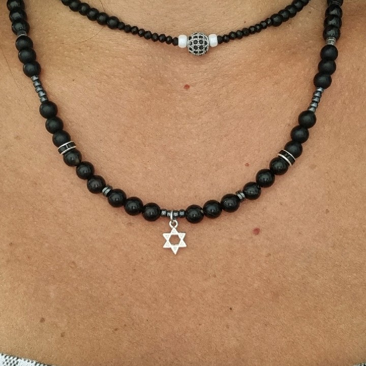 שרשראות בשחור עם מגן דוד וכדור