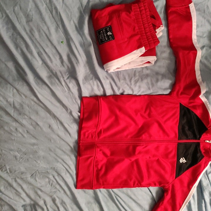 חליפה יפה חדשה נילבשה פעם אחת