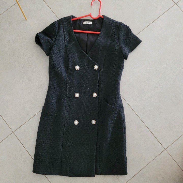 שמלה אלגנטית עם כפתורי פנינה MANGO מידה M מבד סריג קשה עם מפתח יפה. נלבשה פעם אחת לשעתיים