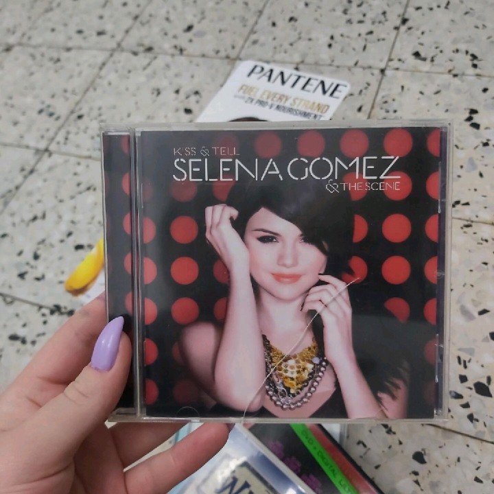 סלינה גומז אלבום kiss & tell הגירסא הארופאית