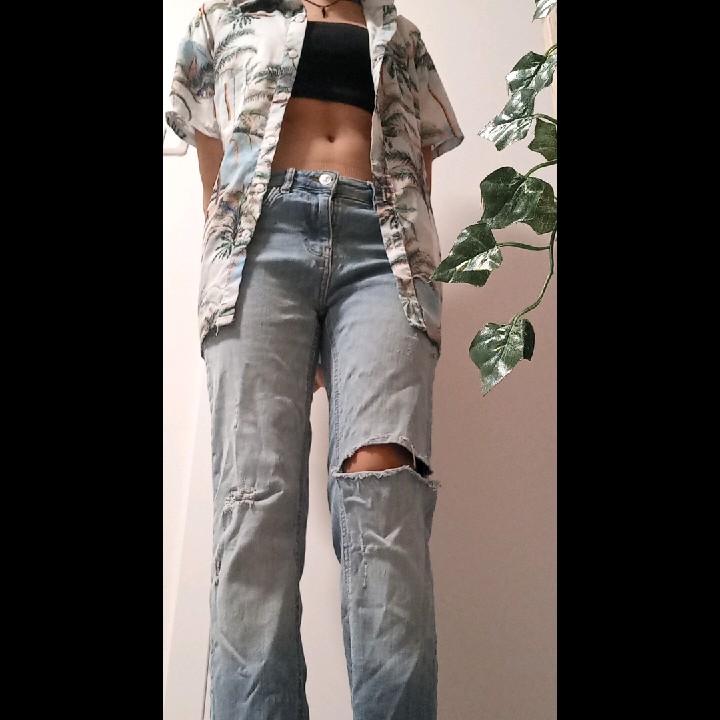 חולצת הוואי מכופתרת וג'ינס