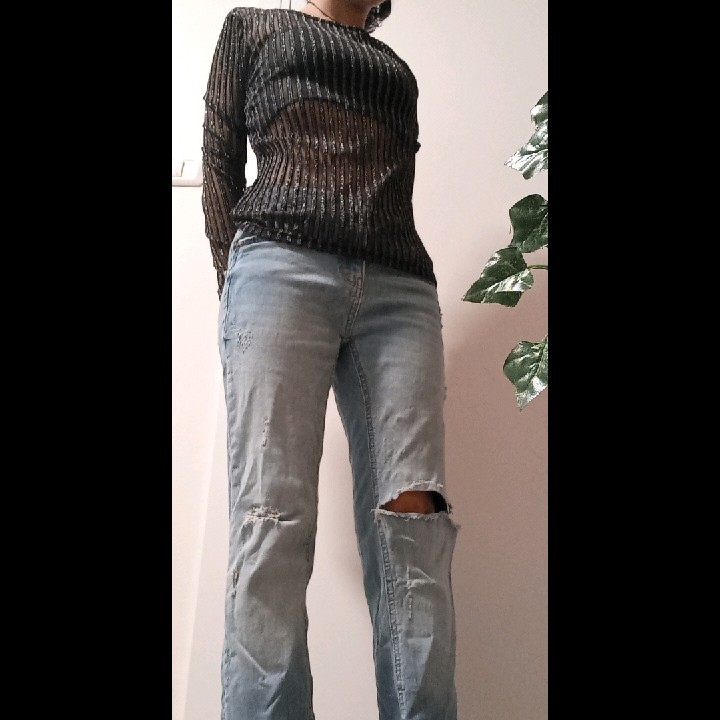 חולצה שקופה עם פסים וג'ינס