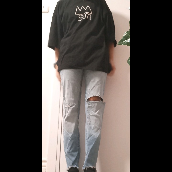 חולצת me שחורה וג'ינס