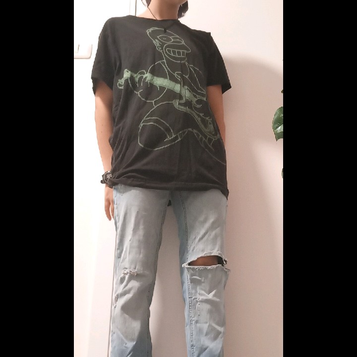 חולצת סימפסון שחורה וג'ינס