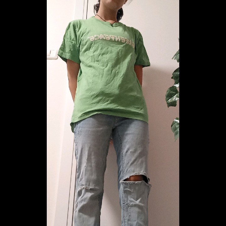 חולצת גרינפיס ירוקה וג'ינס