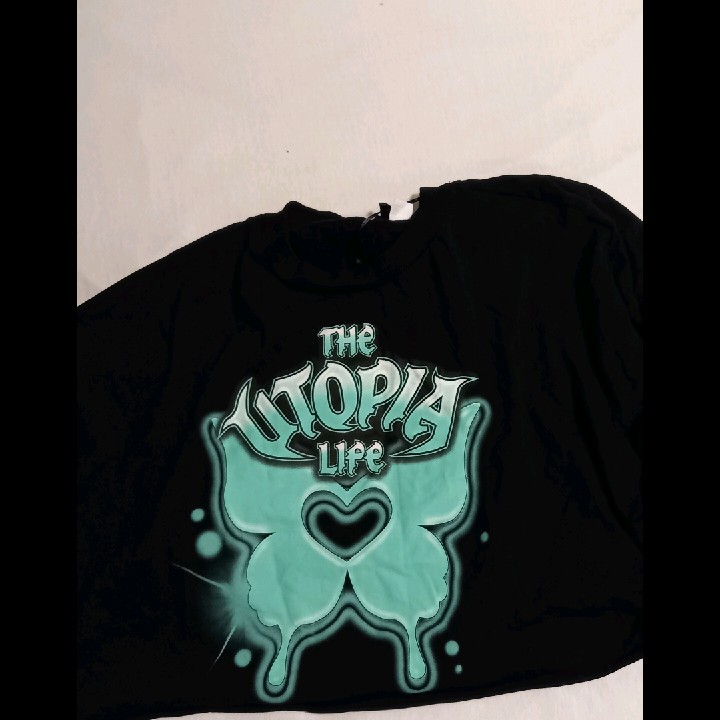 חולצת קרופ שחורה וג'ינס