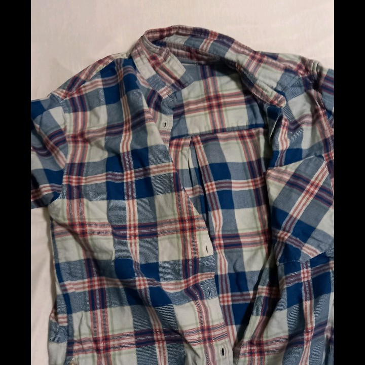 חולצה מכופתרת כחולה וג'ינס