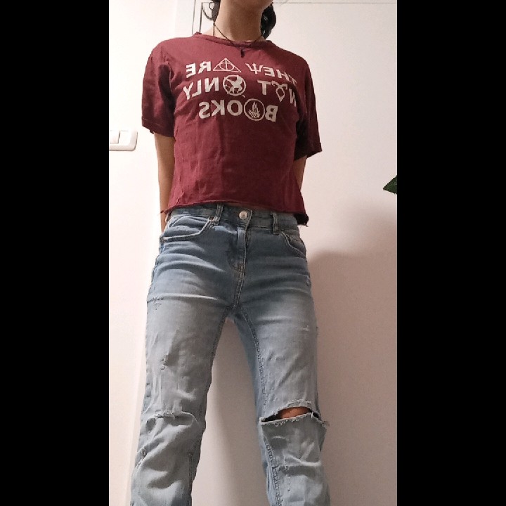 חולצת ספרים קרופ וג'ינס