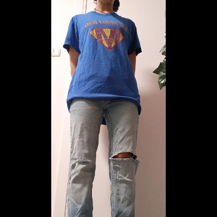 חולצת גיבור כחולה וג'ינס