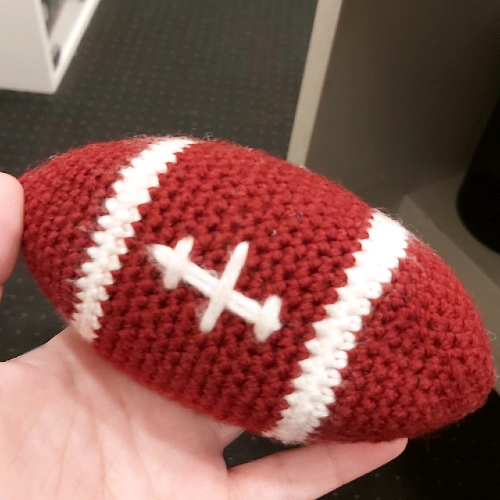 פוטבול סרוג עבודת יד צמר