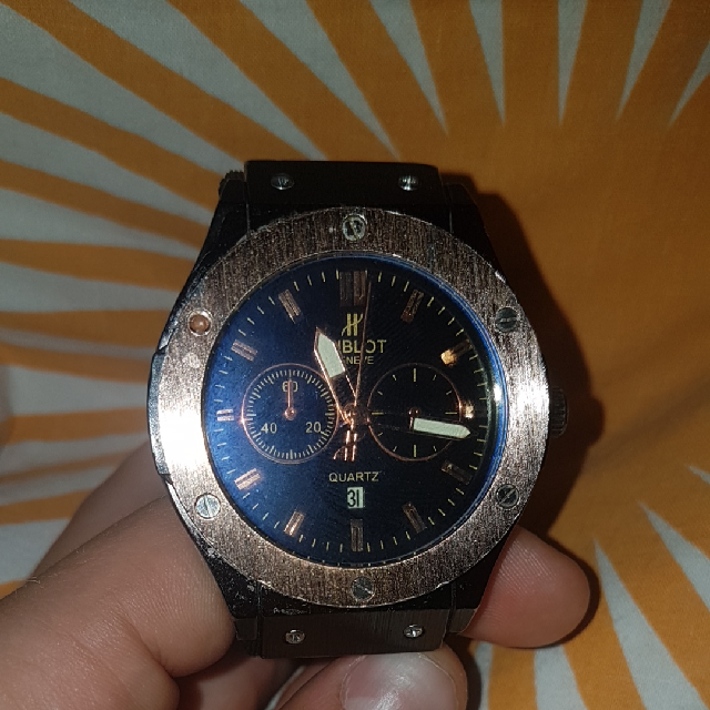 שעון הובלות נקנה לפני שבועיים ב1000 שקל, נמכר עקב אי לבישה, כתוב בתוך השעון את התאריך.