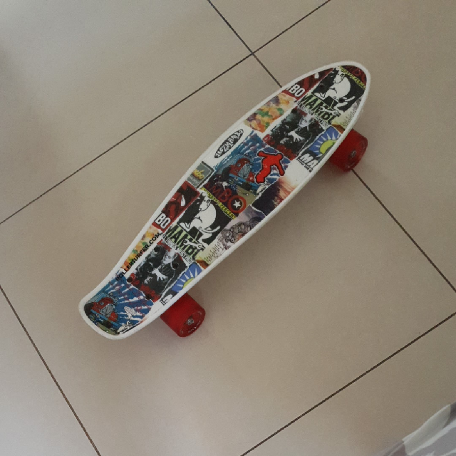 סקטבורד פני בעל גלגלים אדומים וציורים