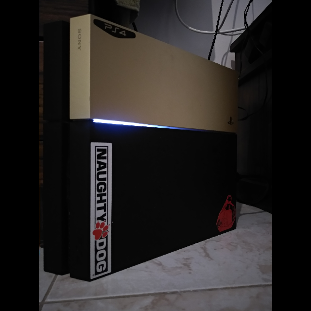 PLAYSTATION 4