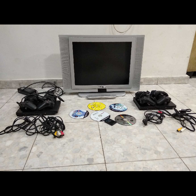 מסך כמו חדש מגיע עם שלט+שני פלייסטיישנים