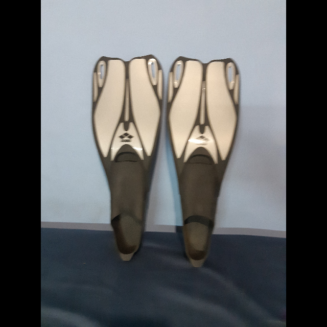 סנפירים חדשים ומשומשים במצב טוב פרטים בפרטי למידות