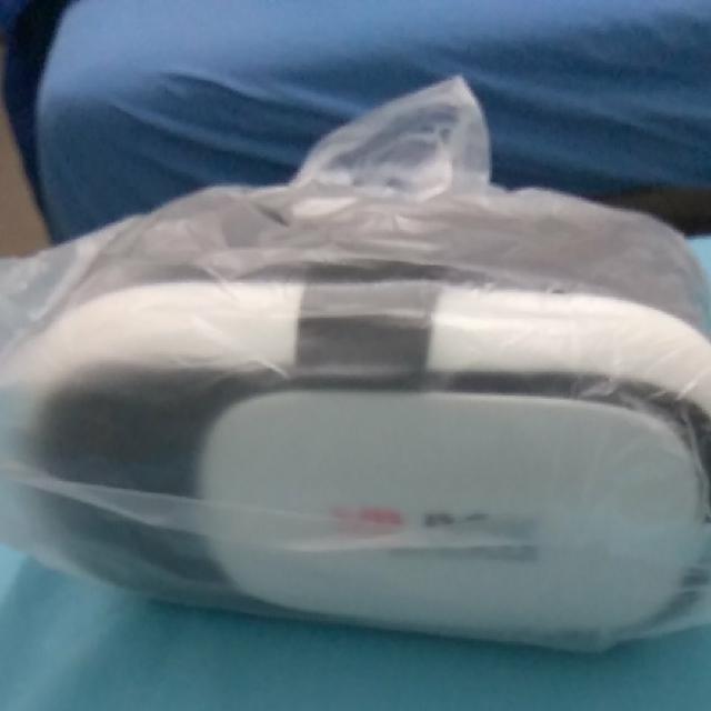משקפי מציאות מדומה של vr box איכותיות מאוד כולל שלט בלוטוס, שומש פעמיים אולי מאז שנקנה.