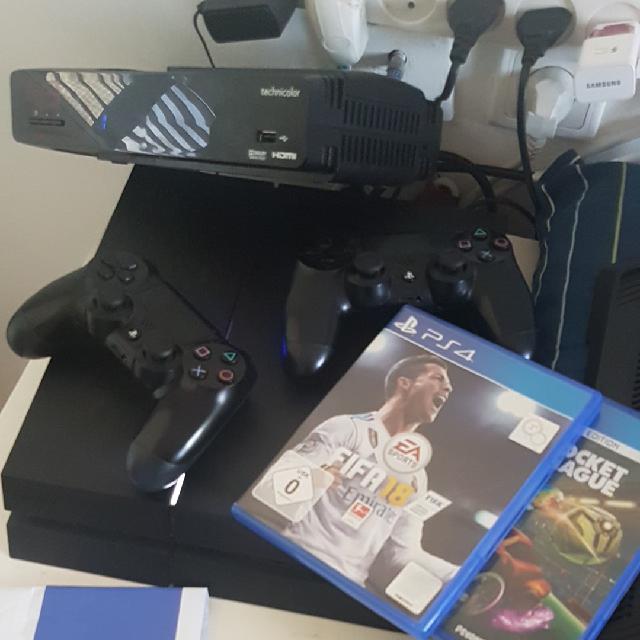 פלייסטשן 4 מצב מצויין שתי שלטים פיפא 18 ומשחק מכוניות