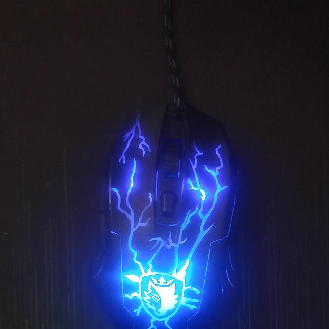 עכבר גיימינג מקצועי של חברת sades, משנה צבעים ומתאים לימניים ושמאליים כאחד