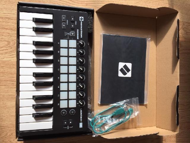 אורגן- סינטיסייזר במצב מצוין מסוג launchkey mini. 