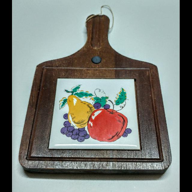 קרש מעץ עם קרמיקה לחיתוך גבינה