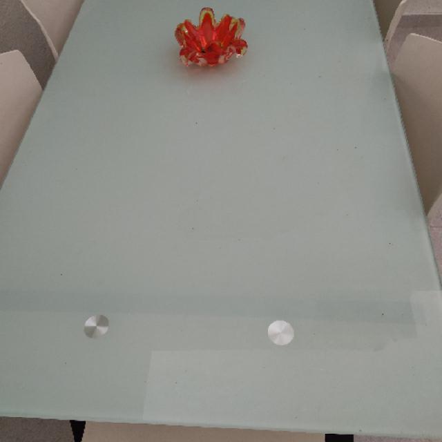שולחן זכוכית ושש כסאות במצב מצויין