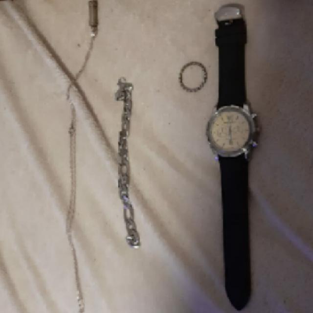 שעון יפה צמיד וקמע, יש מצב שזה כסף אמיתי לא בדקתי 