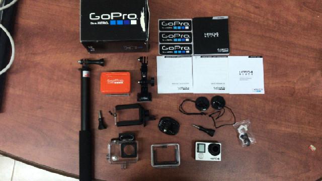 go pro 4 מגיעה עם כל האביזרים שבתמונות ועוד.