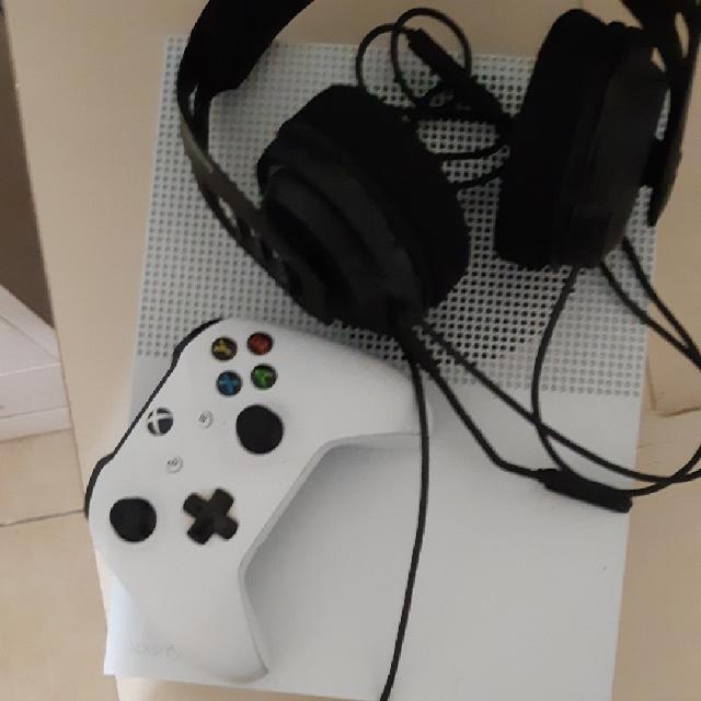 x-box one s+שלט+שלוש משחקים +האוזניות