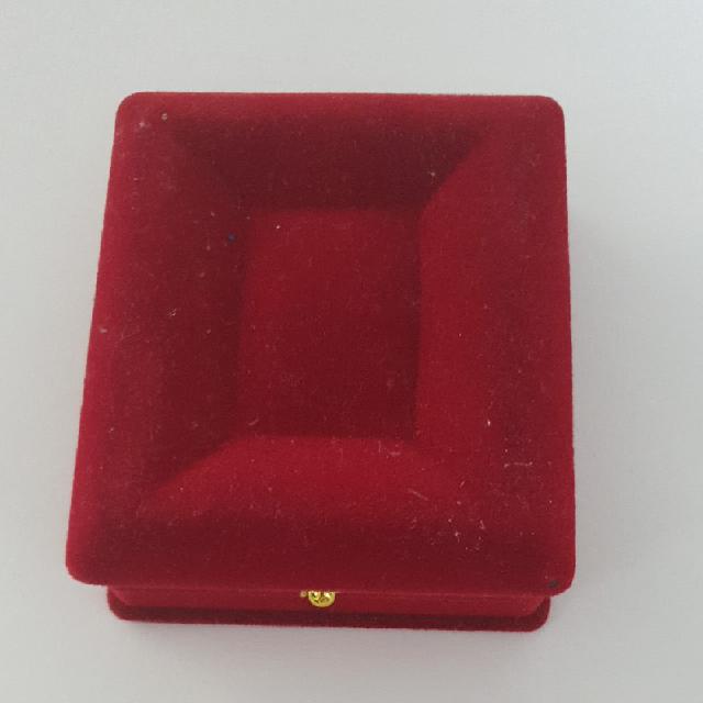 קופסא אדומה קטנה