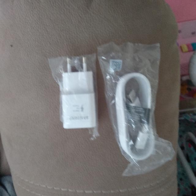 מטען סמנסונג.חדש.כמו שמופיע בתמונה40 שקלים.מעולה.א