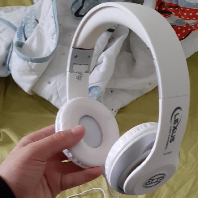 אוזניות מעולות שקיבלתי אחרי שרכשתי את הגלקסי 10+ אפשר להתגמש